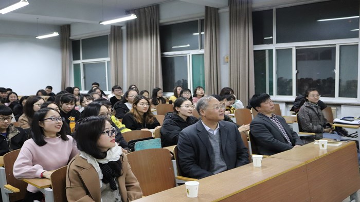 老师、同学们认真聆听学生代表发表考研宣言