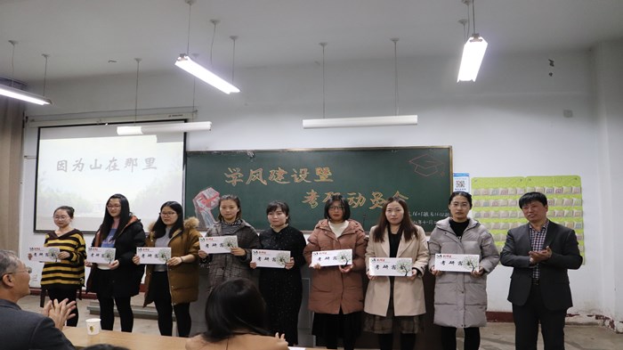 班主任成国栋为考研意向宿舍授牌“考研宿舍”