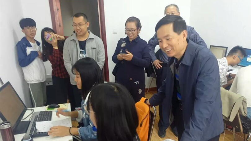 刘自强副书记看望比赛同学